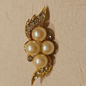 RICHELIEU Vintage Faux Pearl & Rhinestone Brooch